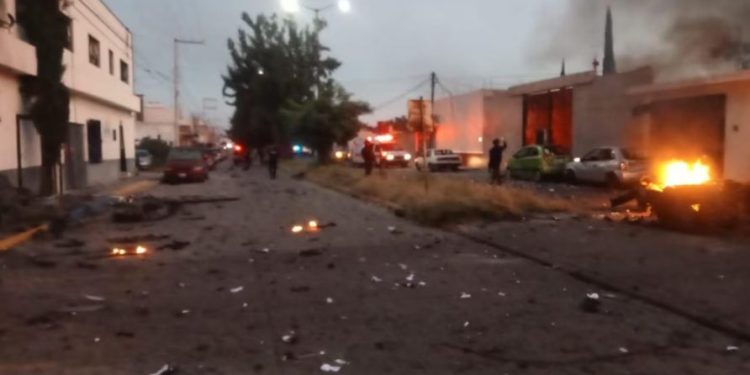 Explota coche bomba en Acámbaro e incendian patrulla en Jerécuaro, Guanajuato.