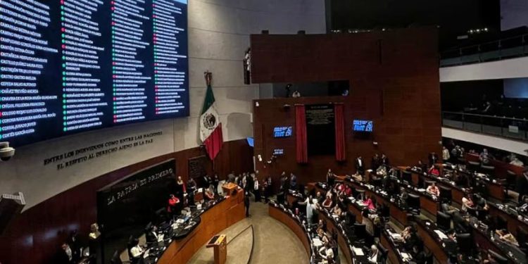 Senado aprueba reforma que establece transporte ferroviario como prioritario; turnan a congresos estatales.