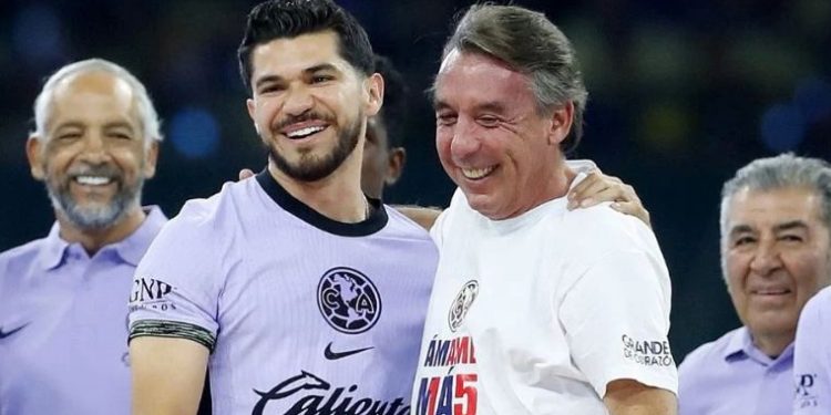 Emilio Azcárraga deja la presidencia de Televisa por investigación en Estados Unidos relacionada con sobornos a la FIFA.