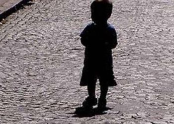 Encuentran a pequeña de 4 años deambulando sola de madrugada en Nogales.