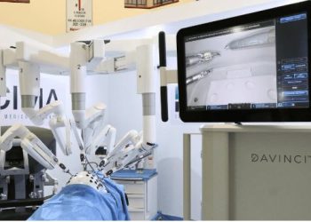 Hospital CIMA presenta innovación con robot cirujano Da Vinci Xi.