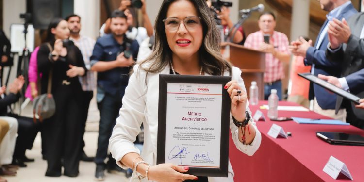 Recibe Congreso de Sonora reconocimiento al mérito archivístico.