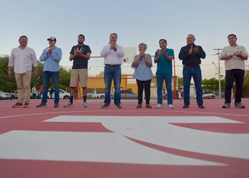 Entrega Toño Astiazarán rehabilitación de cancha en colonia FOVISSSTE.
