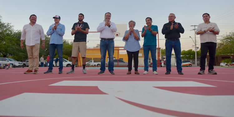 Entrega Toño Astiazarán rehabilitación de cancha en colonia FOVISSSTE.