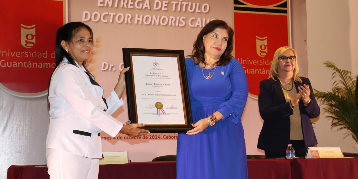 Recibe académica de Unison distinción Honoris Causa por la Universidad de Guantánamo.