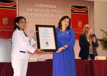 Recibe académica de Unison distinción Honoris Causa por la Universidad de Guantánamo.