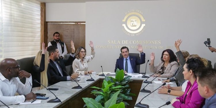 Instala David Figueroa Comisión de Asuntos Fronterizos y Atención a Migrantes.