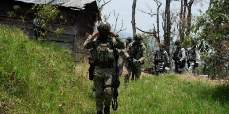 Militares disparan contra camioneta con migrantes en Chiapas, dejando seis muertos y 10 heridos.