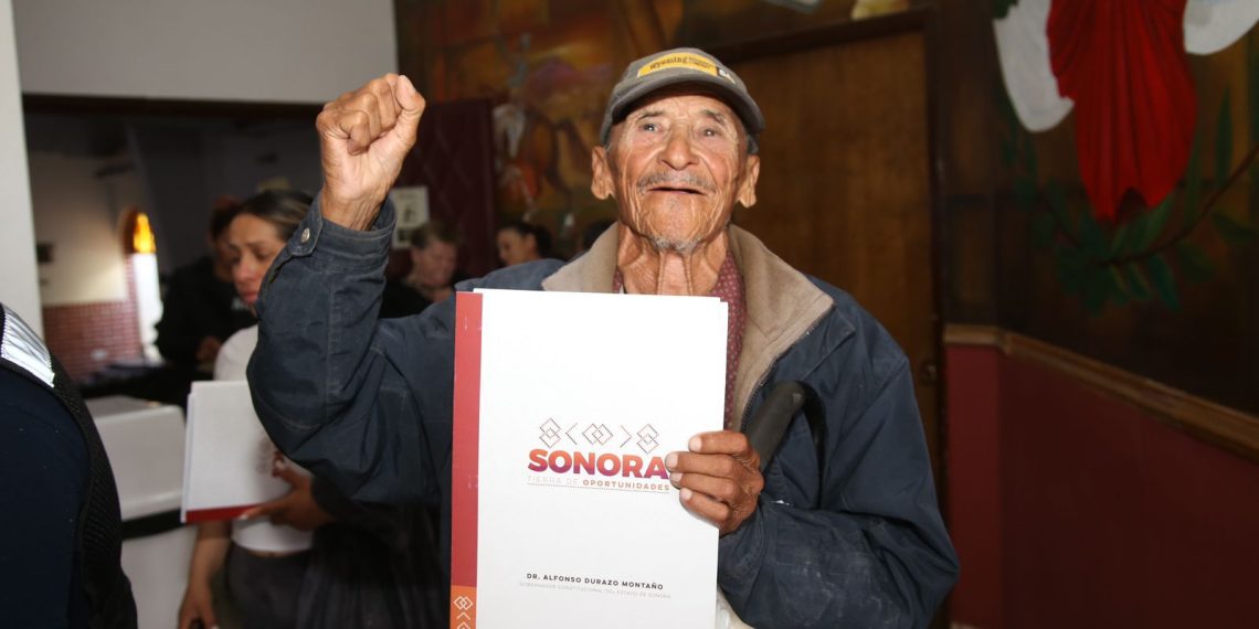 Gobernador Durazo resuelve la espera de décadas para más de 500 familias con la entrega de escrituras.