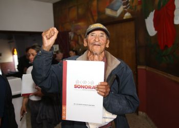 Gobernador Durazo resuelve la espera de décadas para más de 500 familias con la entrega de escrituras.