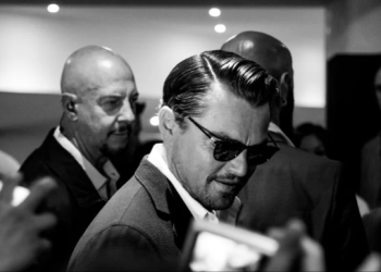 Leonardo DiCaprio, el joven actor que se convirtió en símbolo de una generación, cumple 50 años con un Óscar en su trayectoria.