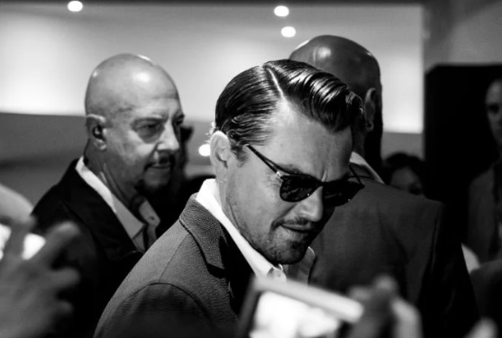 Leonardo DiCaprio, el joven actor que se convirtió en símbolo de una generación, cumple 50 años con un Óscar en su trayectoria.