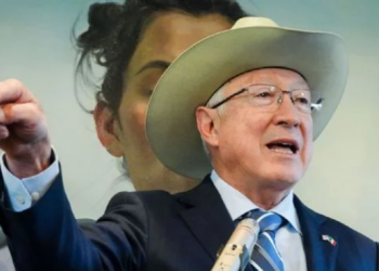 Ken Salazar se lanza contra AMLO: no funcionó la estrategia de “Abrazos, no balazos”.