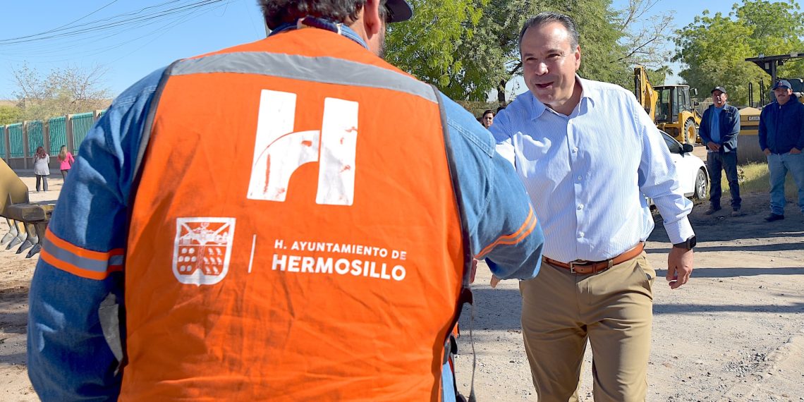 Evalúa Toño Astiazarán innovador tratamiento para disminuir el polvo al Norponiente de la ciudad.