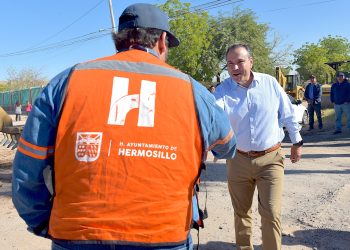 Evalúa Toño Astiazarán innovador tratamiento para disminuir el polvo al Norponiente de la ciudad.