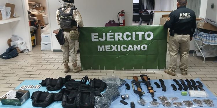 Detienen a masculino en posesión de arma de fuego y droga en Santa Ana.