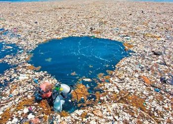 Crece exponencialmente, la isla de basura en el norte del Océano Pacífico.