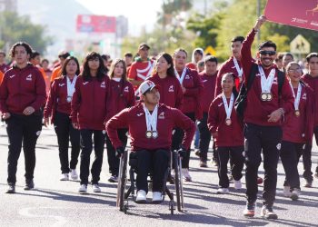 Gobernador de Sonora acompaña a 5 mil jóvenes en el desfile por el 114 aniversario de la Revolución Mexicana.