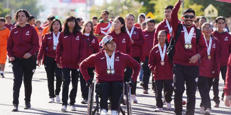 Gobernador de Sonora acompaña a 5 mil jóvenes en el desfile por el 114 aniversario de la Revolución Mexicana.
