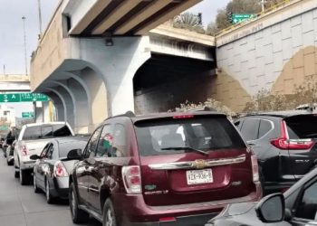 Saturan vehículos la garita de Nogales por el ‘Black Friday’.