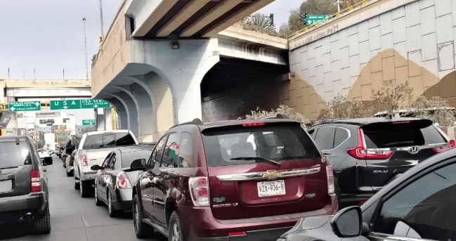 Saturan vehículos la garita de Nogales por el ‘Black Friday’.