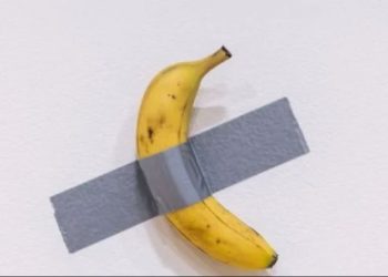 Plátano con cinta adhesiva se vende por 6.2 millones de dólares en subasta de arte.