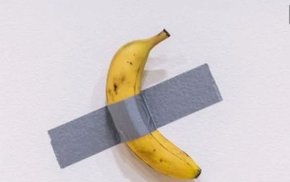 Plátano con cinta adhesiva se vende por 6.2 millones de dólares en subasta de arte.