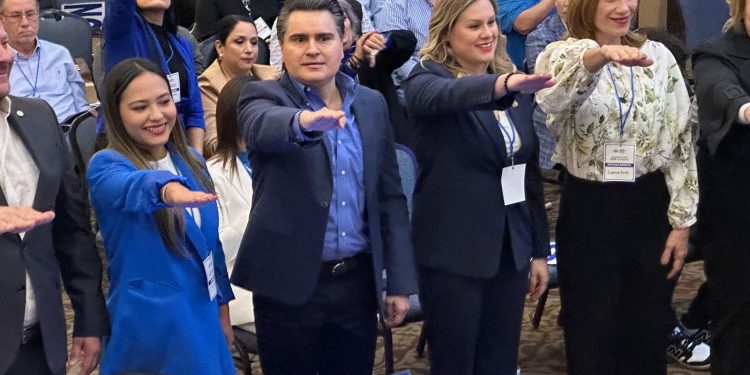 Panistas renuevan dirigencia en Sonora; reeligen a Gildardo Real.