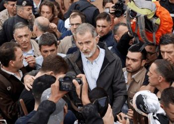 Afectados por DANA arrojan lodo al Rey Felipe VI en Valencia.