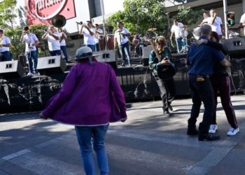 Músicos y meseros en Culiacán piden paz: tocan “El sinaloense” al unísono y preparan aguachile.