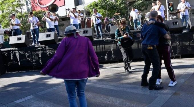 Músicos y meseros en Culiacán piden paz: tocan “El sinaloense” al unísono y preparan aguachile.