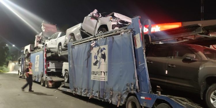 Tráiler nodriza choca contra puente en Hermosillo; cuatro vehículos destrozados.