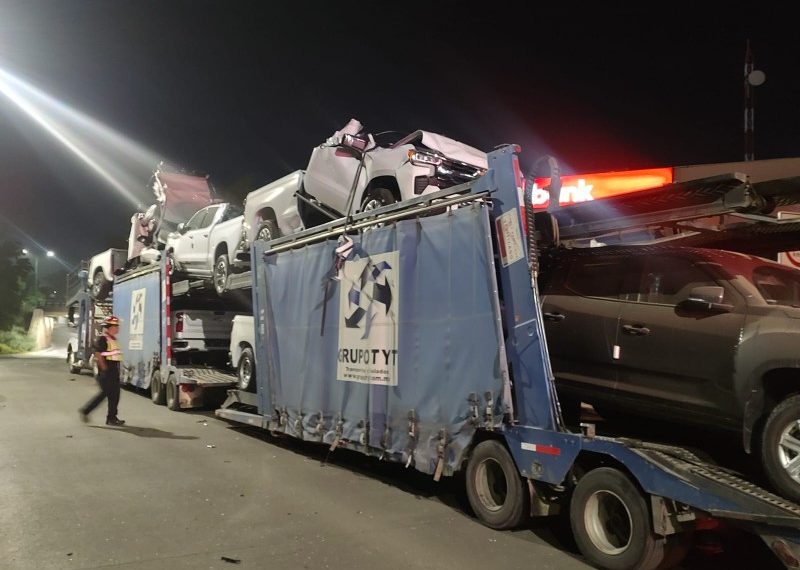 Tráiler nodriza choca contra puente en Hermosillo; cuatro vehículos destrozados.