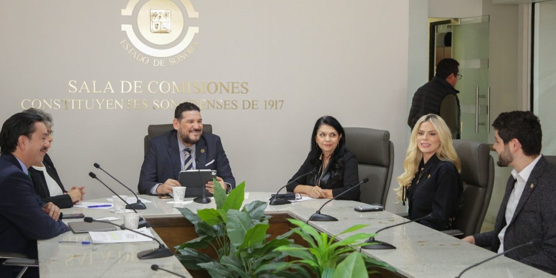 Aprueban en comisión renuncia de regidora de Carbó.