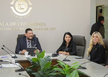 Aprueban en comisión renuncia de regidora de Carbó.