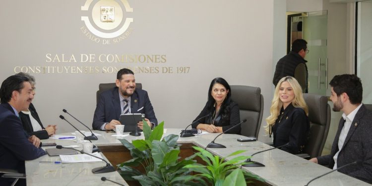 Aprueban en comisión renuncia de regidora de Carbó.