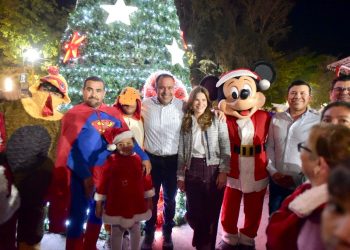 Encienden Toño Astiazarán y Patty Ruibal gran árbol navideño en Poblado Miguel Alemán.