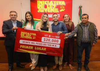 Premian a ganadores del concurso “Iniciativa de Ley Juvenil 2024”.