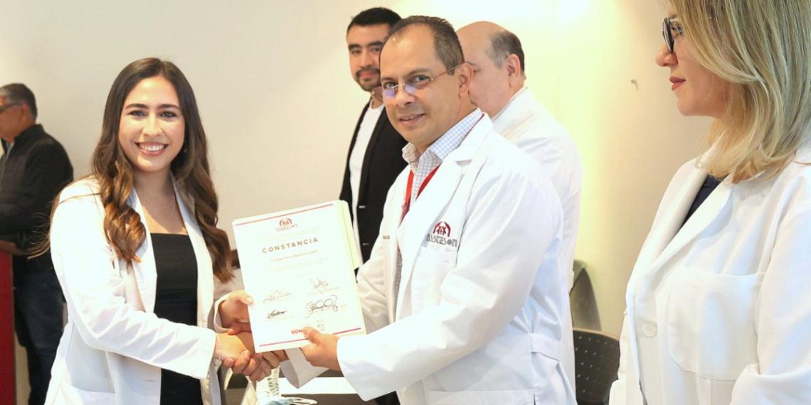 Culminan estudiantes de medicina su internado de pregrado en Isssteson.