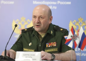 Asesinan con scooter bomba a jefe de las fuerzas de defensa nuclear de Rusia en Moscú.