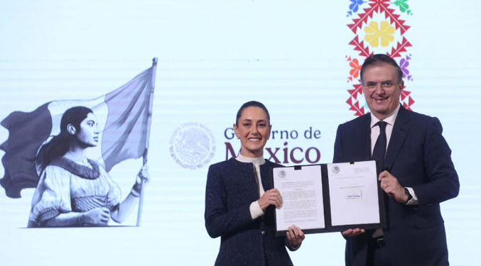 Sheinbaum firma decreto para defender industria textil mexicana.