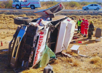 Volcadura de ambulancia deja 4 lesionados en tramo Santa Ana-Benjamín Hill.