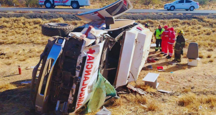 Volcadura de ambulancia deja 4 lesionados en tramo Santa Ana-Benjamín Hill.