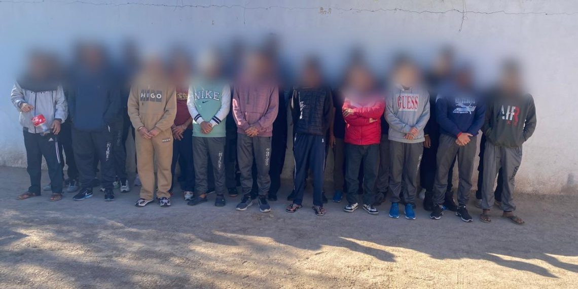 Rescatan a 36 migrantes y detienen a tres personas en Sonoyta.