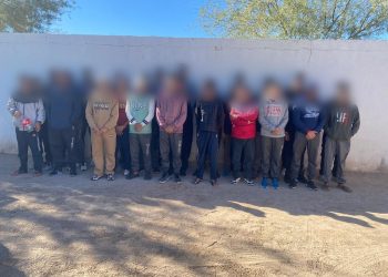 Rescatan a 36 migrantes y detienen a tres personas en Sonoyta.