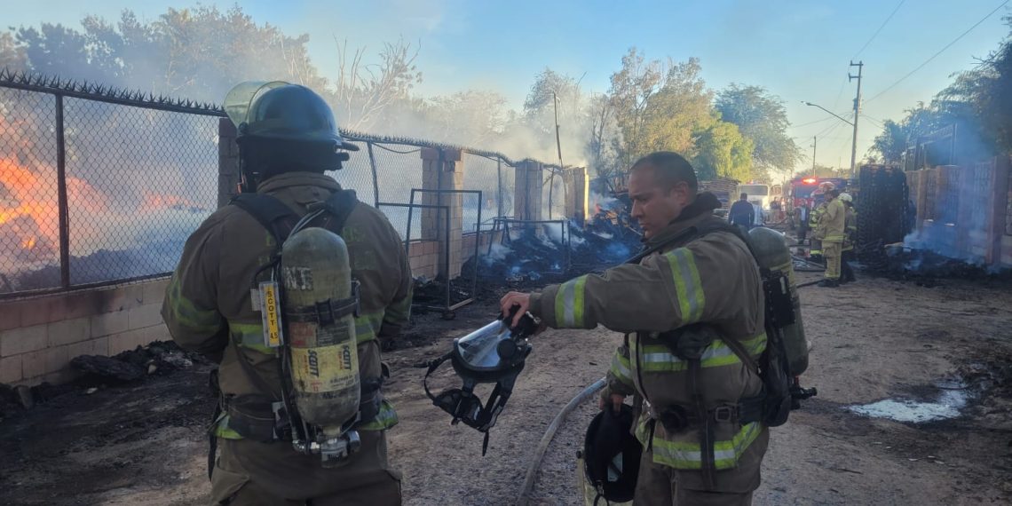 Sofocan Bomberos de Hermosillo incendio en una fábrica de tarimas de madera.