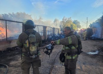 Sofocan Bomberos de Hermosillo incendio en una fábrica de tarimas de madera.