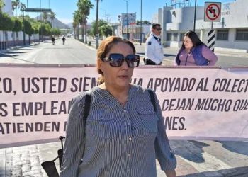 Cierran calles viudas de policías, piden al Gobierno de Sonora pago de pensiones.