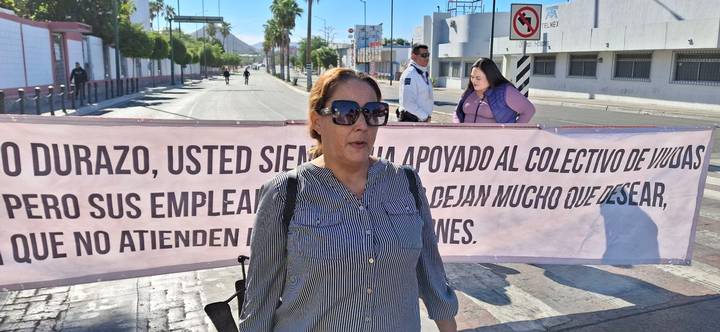 Cierran calles viudas de policías, piden al Gobierno de Sonora pago de pensiones.