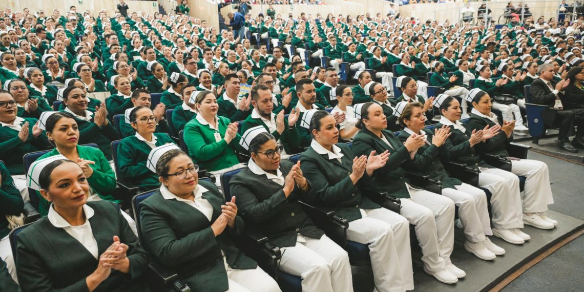 Más de 900 enfermeras y enfermeros concluyeron cursos de especialización en el IMSS. 